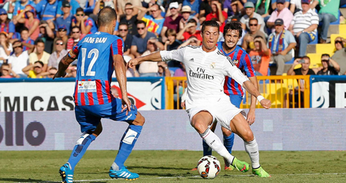 Cristiano Ronaldo dribbling several opponents in Levante vs Real Madrid