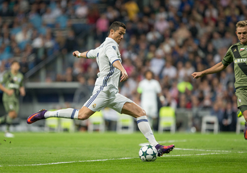 Cristiano Ronaldo shooting in a Champions League match for Real Madrid in 2016