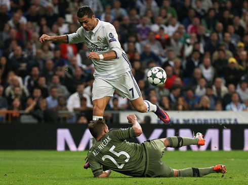 Cristiano Ronaldo tries to jump over an opponent in Real Madrid 5-1 Legia Warsaw