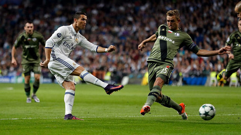 Cristiano Ronaldo attempts to score in Real Madrid vs Legia Warsaw, in 2016-17