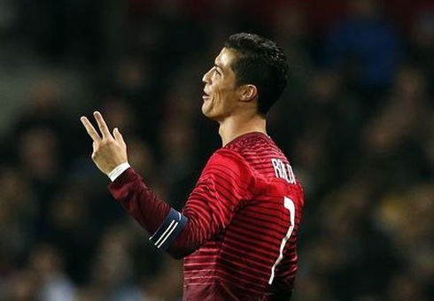 Cristiano Ronaldo smiling to the referee and showing him two fingers from his left hand
