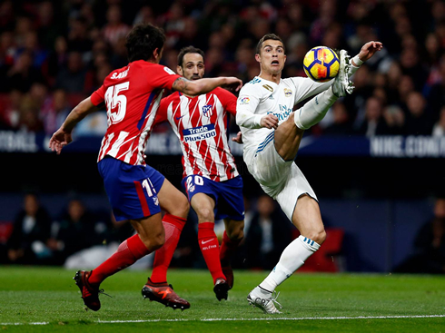 Cristiano Ronaldo stretching his right leg to control a ball in the air in Atletico 0-0 Real Madrid