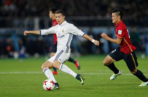 Cristiano Ronaldo using his left foot to make a pass