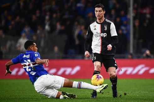 Cristiano Ronaldo dribbling a defender in Sampdoria vs Juventus in 2019