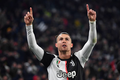Cristiano Ronaldo wins the game for Juventus in the Serie A