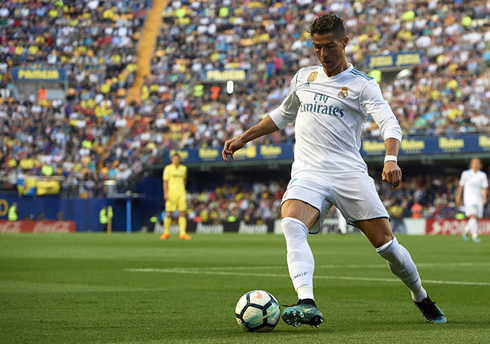 Cristiano Ronaldo moving the ball forward in Villarreal vs Real Madrid