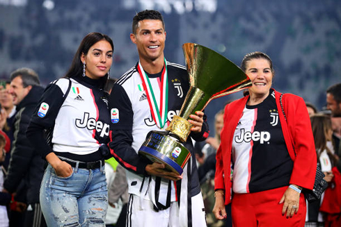 Georgina Rodriguez, Cristiano Ronaldo and Dolores Aveiro, taking a picture with the Serie A trophy