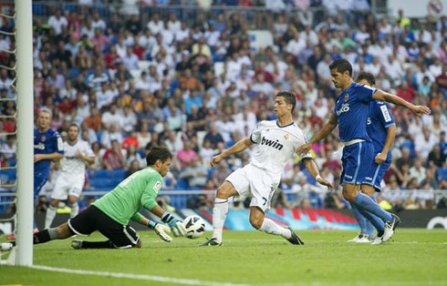 Cristiano Ronaldo attempting to reach the ball first than Diego Alves, in Real Madrid vs Valencia in 2012/2013