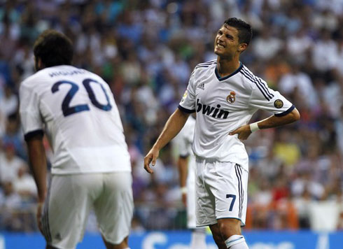 Cristiano Ronaldo puts his hand on his hips and shows a face full of pain in Real Madrid 2012-2013
