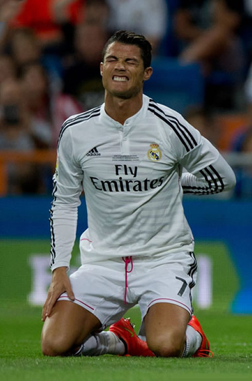 Cristiano Ronaldo injured in his back in 2014, in Real Madrid vs Atletico Madrid