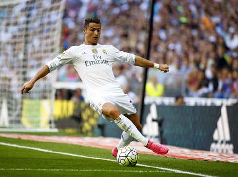 Cristiano Ronaldo keeping the ball in play at the Santiago Bernabéu