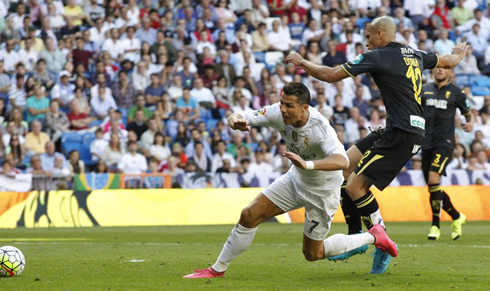 Cristiano Ronaldo gets fouled inside the box, in Real Madrid vs Granada