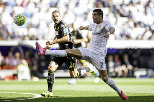 Cristiano Ronaldo stretches his right leg to make contact with the ball