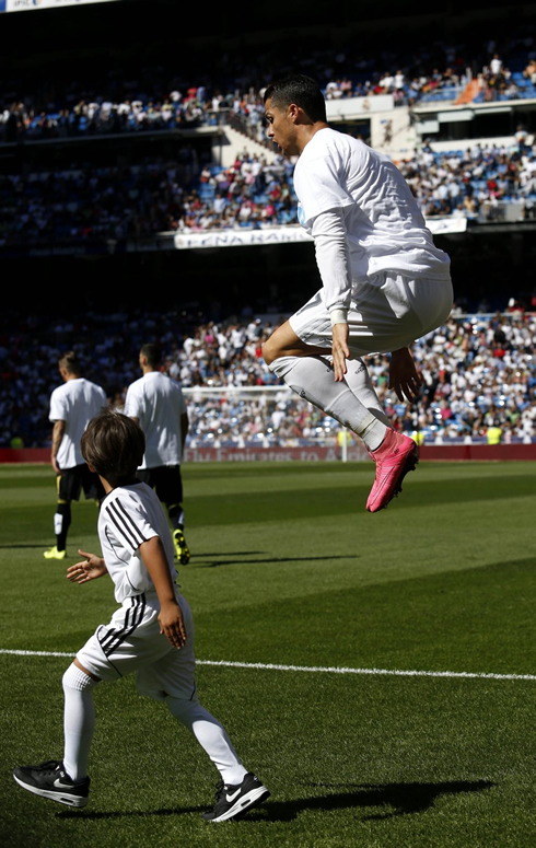 Cristiano Ronaldo warm-up jump as Real Madrid steps onto the pitch