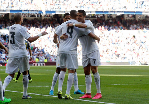 Cristiano Ronaldo hugging Benzema after his header goal in Real Madrid 1-0 Granada