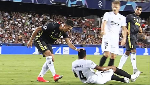 Cristiano Ronaldo scratching and pulling the hair of Murillo in Valencia vs Juventus in the Champions League in 2018