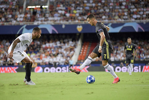 Cristiano Ronaldo dribbling skills in Valencia 0-2 Juventus, for the 2018-19 Champions League