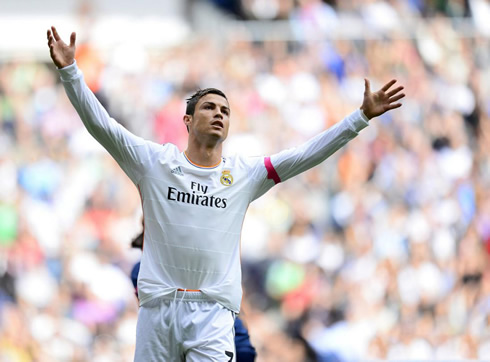 Cristiano Ronaldo raises his two arms in the air, in Real Madrid vs Malaga, in 2013-2014