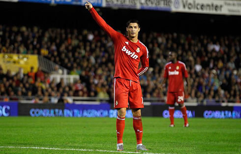 Cristiano Ronaldo pointing above, giving the proper indications for a teammate who is about to take a set-pieces