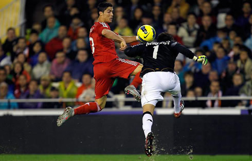 Cristiano Ronaldo disputing a ball with Valencia's goalkeeper