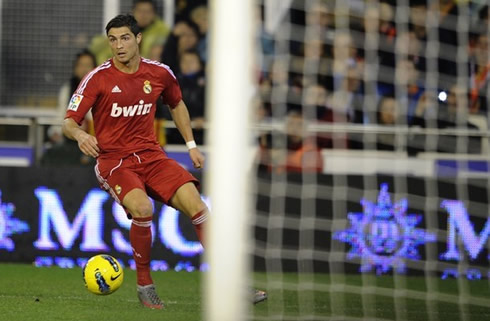 Cristiano Ronaldo with the ball near his feet and his eyes on the area