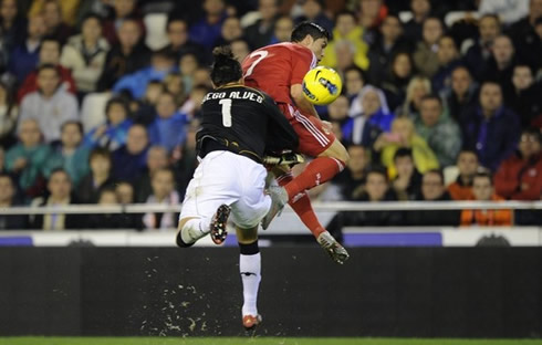 Cristiano Ronaldo jumping with the Brazilian goalkeeper Diego Alves