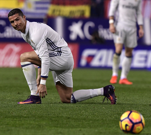 Cristiano Ronaldo down in one knee, in Atletico 0-3 Real Madrid