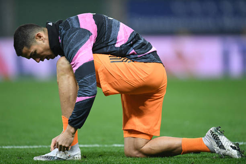 Cristiano Ronaldo tying his shoes in the warmup