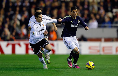Cristiano Ronaldo playing with the new Nike Mercurial Vapor IX pink football boots, in Real Madrid 2013