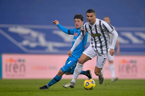 Cristiano Ronaldo getting past an opponent in Juve vs Napoli