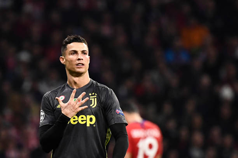 Cristiano Ronaldo responding Atletico fans with a hand gesture remembering his 5 Champions League trophies and 5 Ballon d'Ors