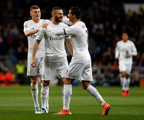 Kroos, Benzema and Cristiano Ronaldo celebrate Real Madrid goal together