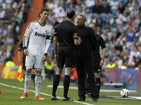 Cristiano Ronaldo and José Mourinho argue with the referee in a Real Madrid match for La Liga, in 2013