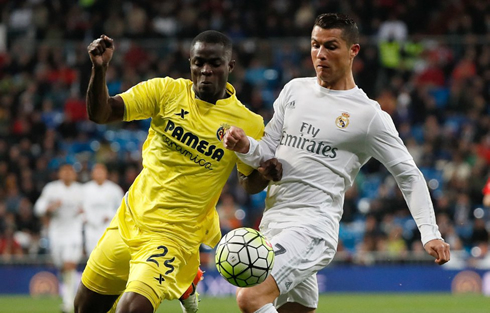 Cristiano Ronaldo fighting for the ball with a Villarreal defender