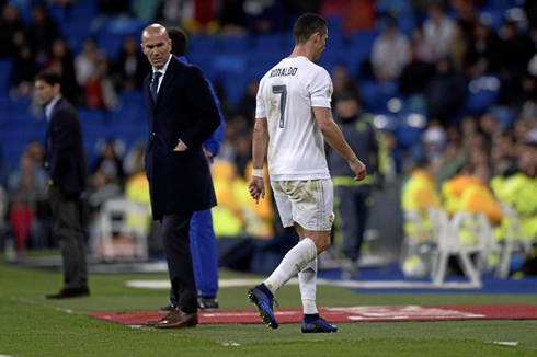 Cristiano Ronaldo walks out of the pitch injured, while Zidane looks at him worried