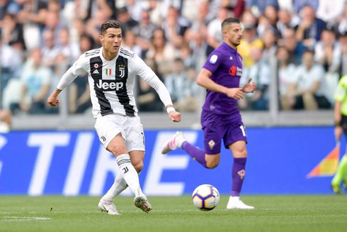 Cristiano Ronaldo performing a pass in Juventus vs Fiorentina