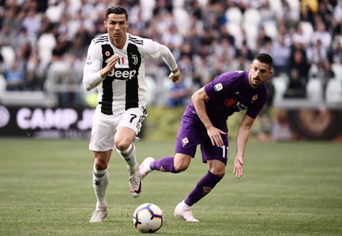 Cristiano Ronaldo sprinting and leaving a defender behind in Juventus 2-1 Fiorentina