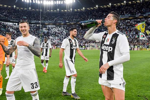 Cristiano Ronaldo drinking champagne from the bottle
