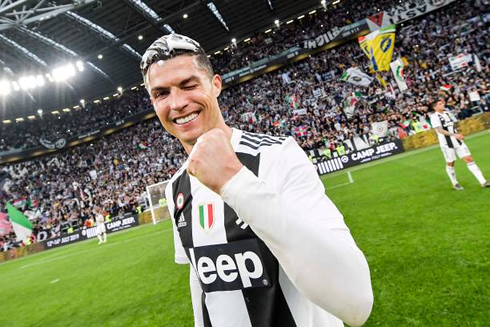 Cristiano Ronaldo celebrates Juventus Serie A title by smiling to the cameras