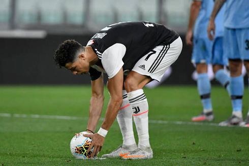 Cristiano Ronaldo placing the ball on the penalty spot, in Juventus vs Lazio