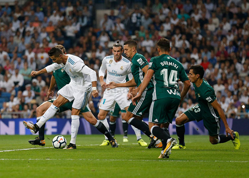 Cristiano Ronaldo backheel shot in Real Madrid vs Betis for La Liga in 2017