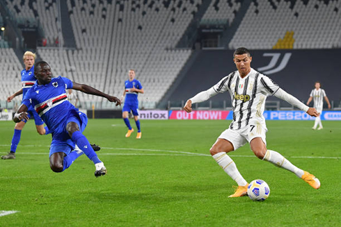 Cristiano Ronaldo striking with his left foot in Juventus vs Sampdoria