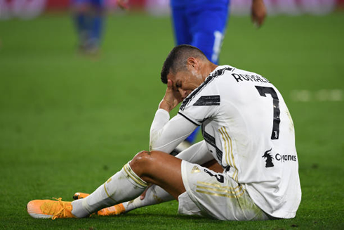 Cristiano Ronaldo on the ground after suffering a knock