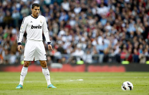Cristiano Ronaldo preparing to take a free-kick at the Santiago Bernabéu, in Real Madrid 2-0 Celta de Vigo, for the Spanish League 2012-2013