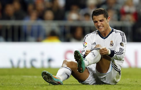 Cristiano Ronaldo hurt on the ground, after suffering a foul in Real Madrid vs Celta de Vigo, in 2012-2013