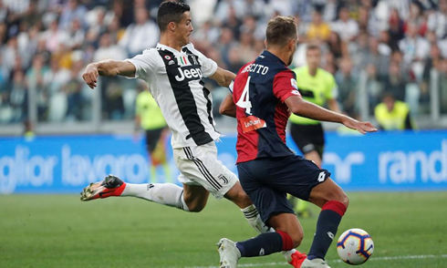 Cristiano Ronaldo preparing to shoot with his left foot in Juventus 1-1 Genoa