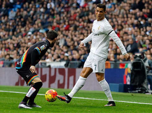 Cristiano Ronaldo no look pass in a game for Real Madrid in 2015