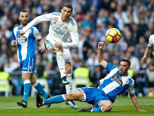 Cristiano Ronaldo using his right foot to go for goal in Real Madrid vs Deportivo de la Coruña