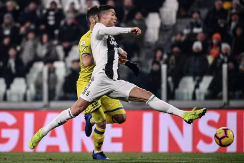 Cristiano Ronaldo stretching to reach a ball in Juventus 3-0 Chievo