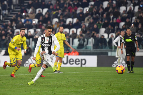 Cristiano Ronaldo takes a penalty-kick in Juventus vs Chievo, but misses it